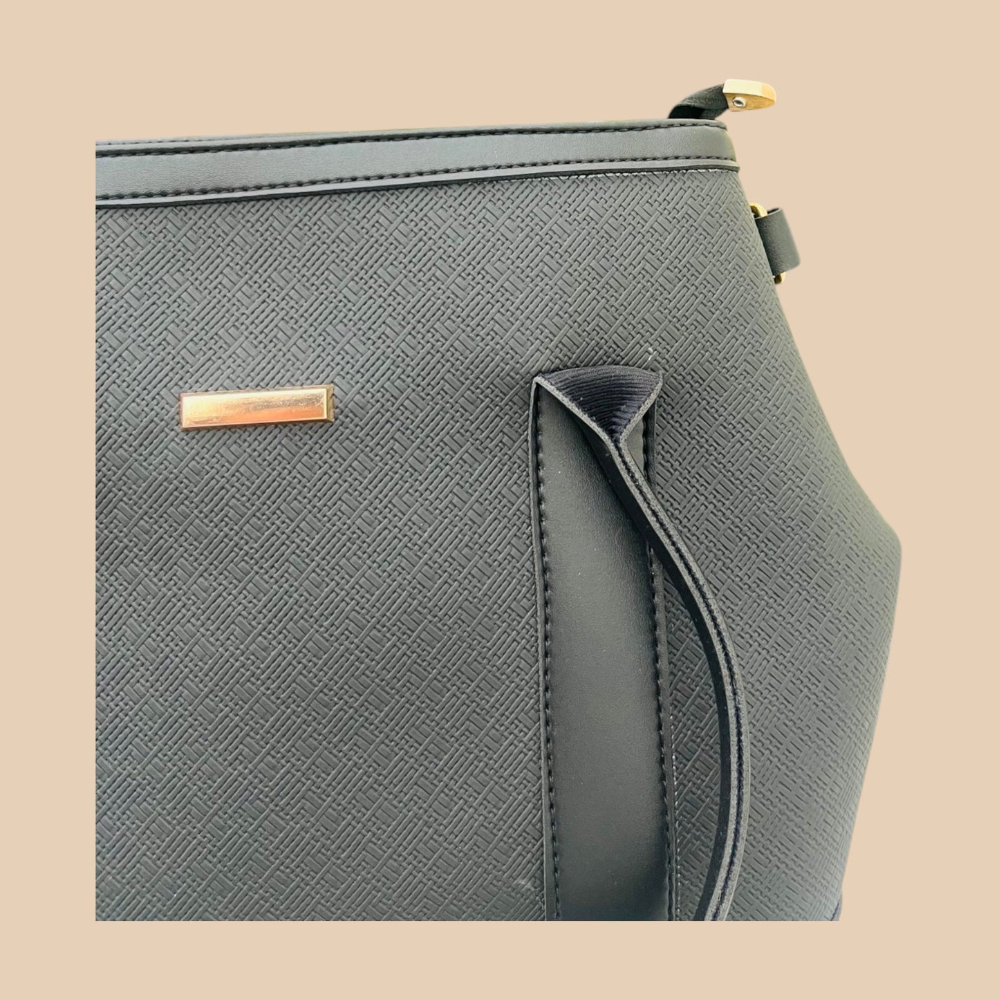 Aero Shoulder Bag - Black