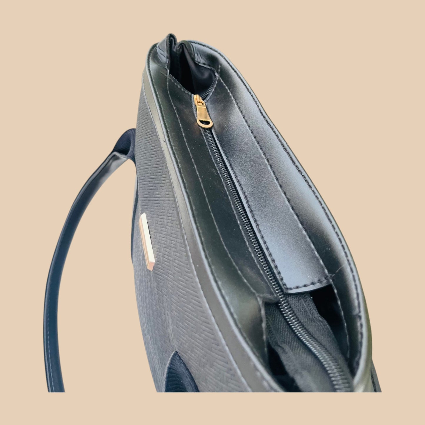 Aero Shoulder Bag - Black